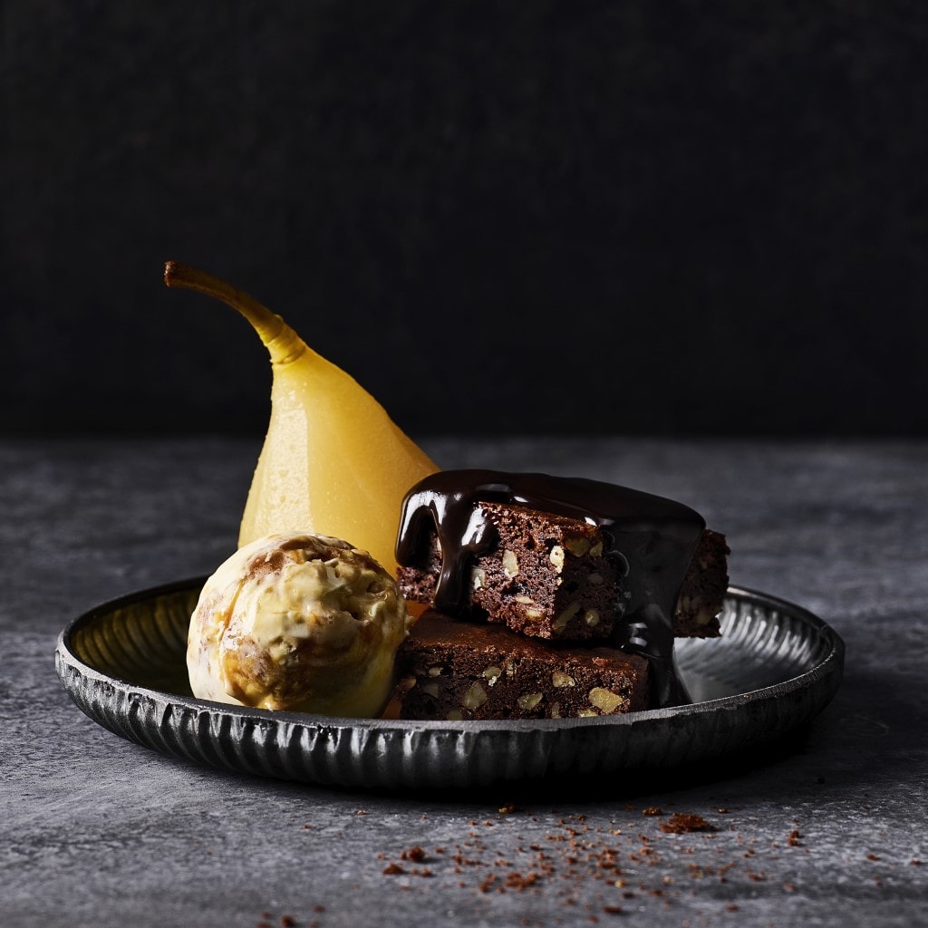 Pera al vino blanco con brownie y helado de caramelo salado Pera al vino blanco con brownie y helado de caramelo salado